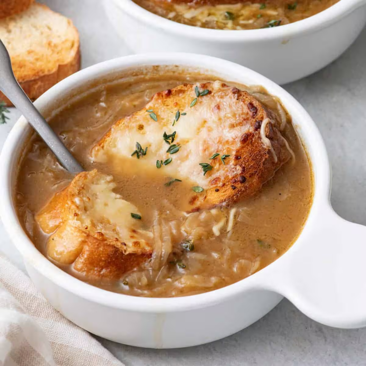 Classic French Onion Soup 🧅🧀